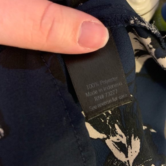 Simply Vera Vera Wang Navy Floral Blouse Size L - Picture 11 of 13